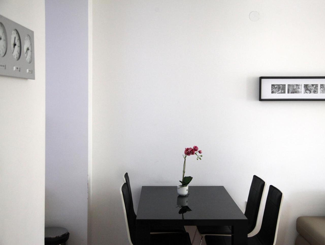 65 Square Meters Designer Apartment In Heart Of City - River View ! Park For Free Ni 外观 照片