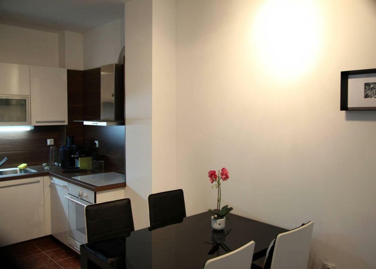 65 Square Meters Designer Apartment In Heart Of City - River View ! Park For Free Ni 外观 照片